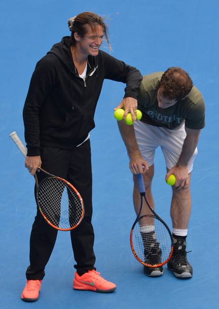 Andy Murray con l&#39;allenatrice Amelie Mauresmo, visibilmente divertita dopo aver colpito con una pallata il suo pupillo (Afp)